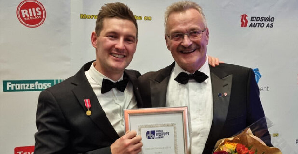 Andreas Bakkerud har fått Bilsportforbundets fortjenstmedalje i gull. Medaljen ble overrakt av president Finn Eirik Eilertsen under NMK Bergens 100-årsjubileum.