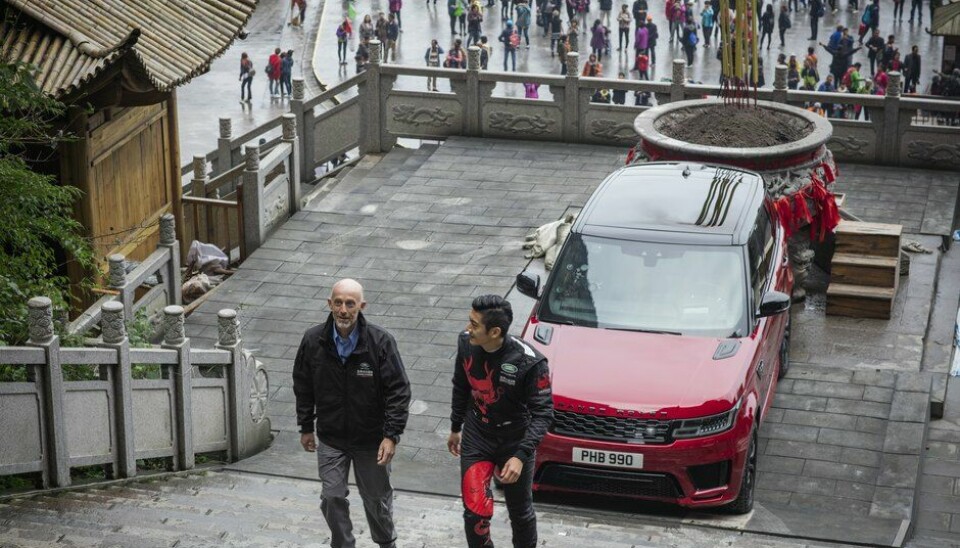 Range Rover Sport opp Tianmen-fjellet og -trappenPhil Jones og Ho-Pin Tung