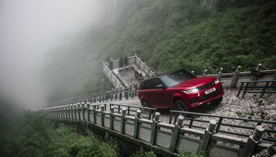 Range Rover Sport opp Tianmen-fjellet og -trappen