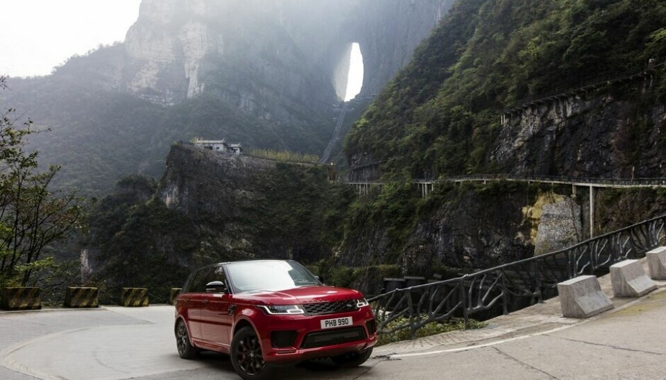 Range Rover Sport opp Tianmen-fjellet og -trappen