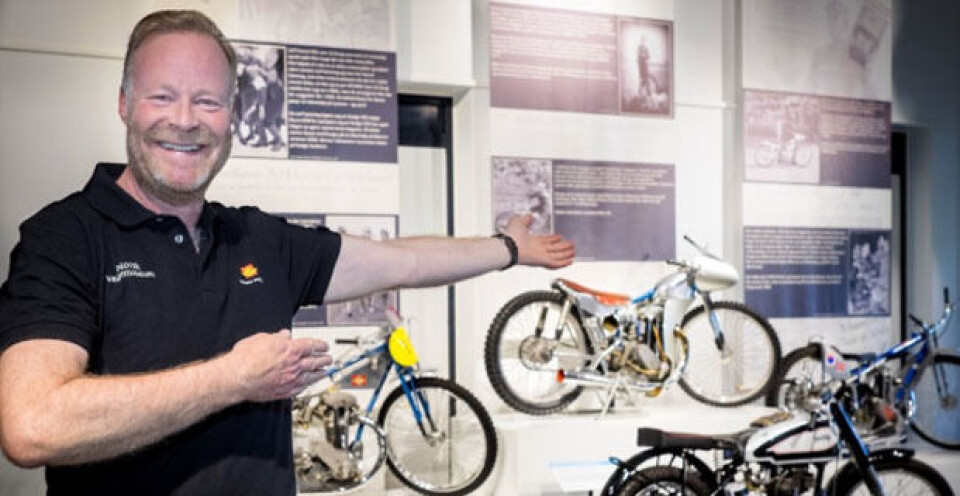 Åsmund Johannes Sletten ved Norsk vegmuseum viser her frem noen av Basses sykler. Foto: Norsk vegmuseum