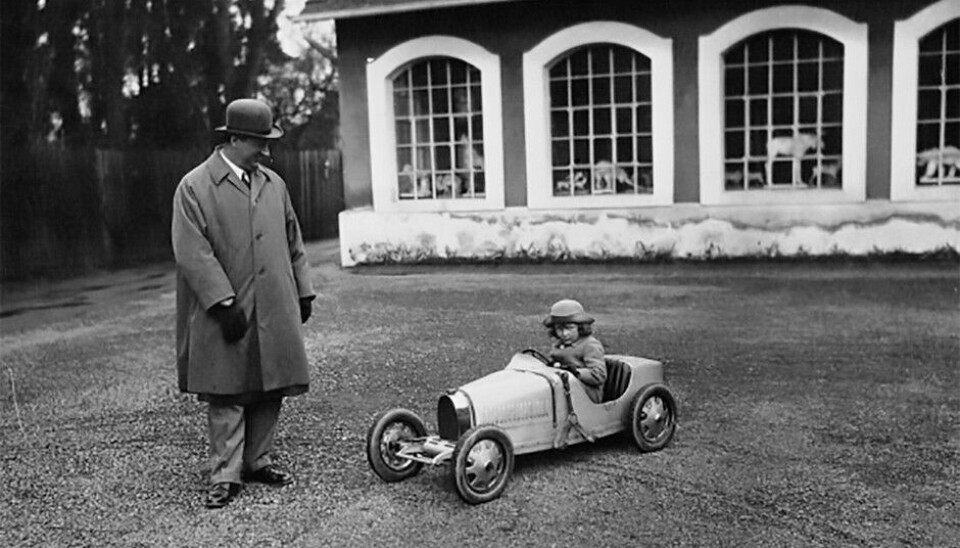 Ettore Bugatti og sønnen Roland med den originale Bugatti Baby