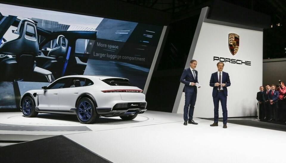 Porsche Mission E Cross TurismoStyreformann Oliver Blume og visepresident med ansvar for design, Michael Mauer