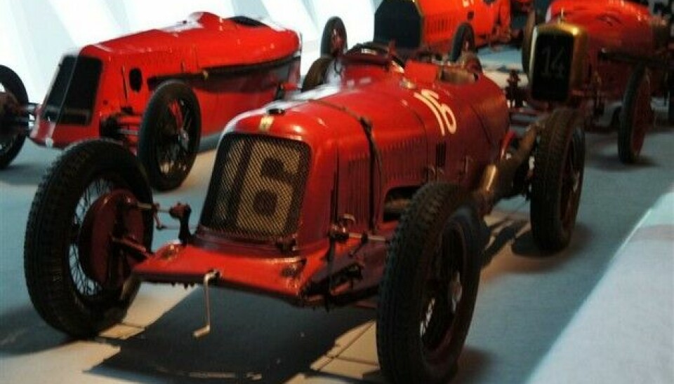 Bilmuseet i TorinoEn Maserati 26 B foran et kobbel andre røde. Blant annet en Itala 11 (til venstre, V 12 motor på 1100 ccm!Foto: Jon Winding-Sørensen