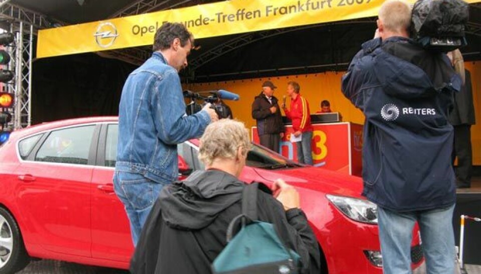 Opel vennefest i FrankfurtFremdeles har ikke pressen oppdaget hvem som er kommet på podiet. De ser nesten ikke den nye Astraen en gang.