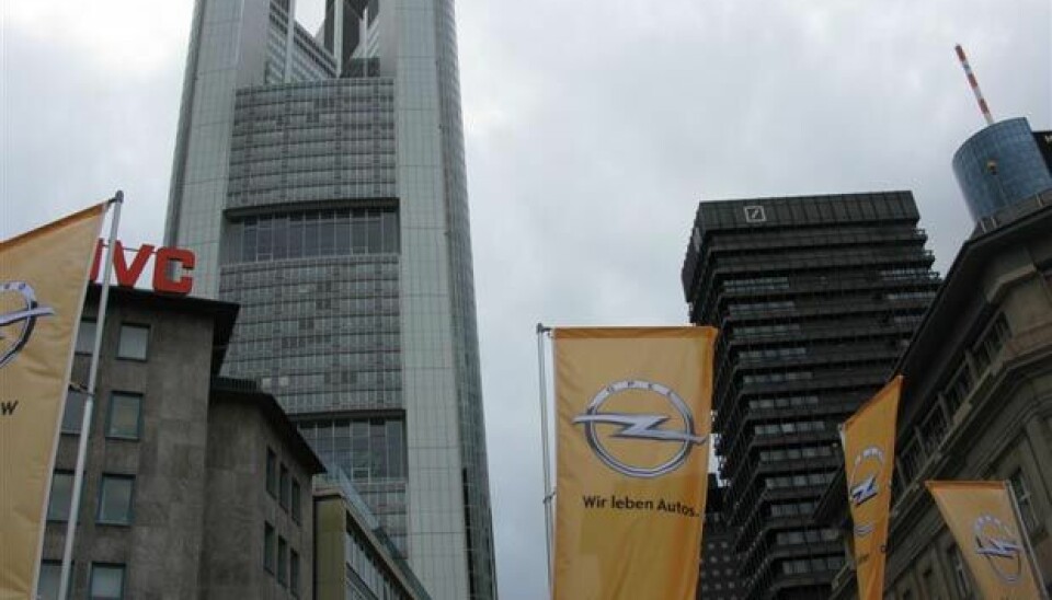 Opel vennefest i FrankfurtAt Wir leben Autos skjer i hvert fall ikke fordi de tyske storbankene i bakgrunnen har trådt til.