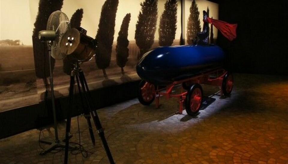 Bilmuseet i TorinoLa Jamais Contente fremstilt som film prop, med bevegelig svart/hvit bakgrunn og liksomskjerf som blåser i vinden.Foto: Jon Winding-Sørensen