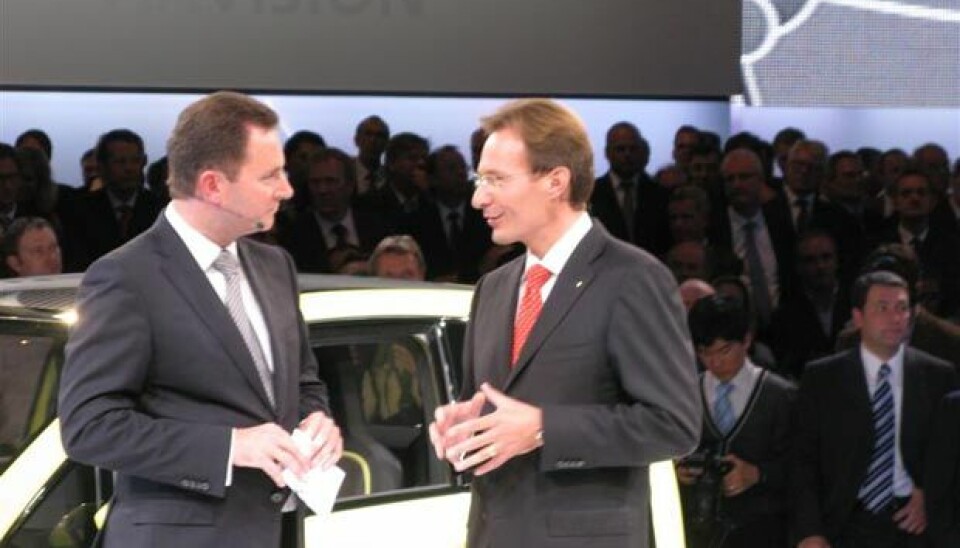 VW-gruppens Frankfurt-premiererDen nye Porschesjefen, Michael Macht, var hentet inn for å fortelle hvor glad han var for å være en del av familien. Han slapp imidlertid å ta med noen av bilene sine - de står fremdeles på egne bein$Foto: Jon Winding-Sørensen