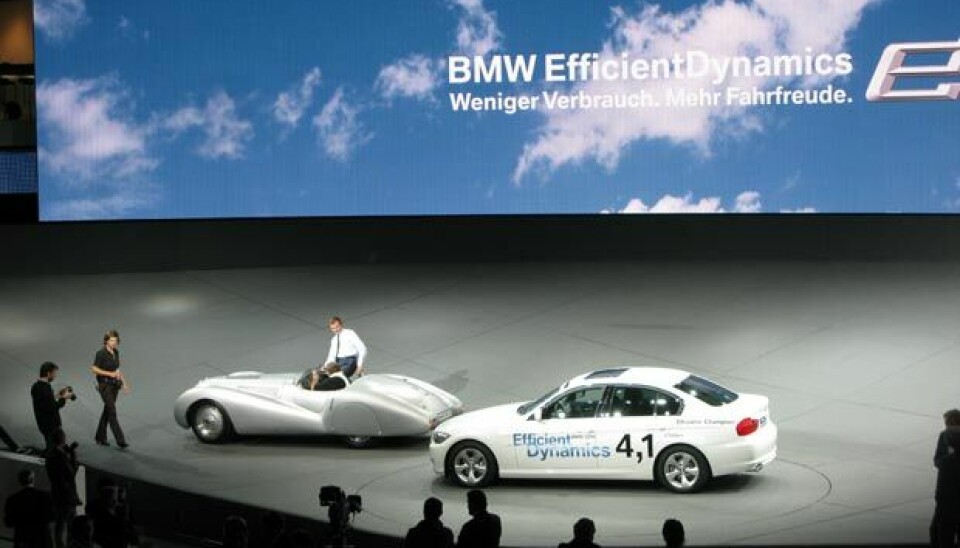 IAA Frankfurt 2009BMW har skjønt vitsen med biler. Så de kjørte rundt i den enorme hallen med både gamle og nye versjoner.  Virkelig effektiv dynamikk.$Foto: Jon Winding-Sørensen