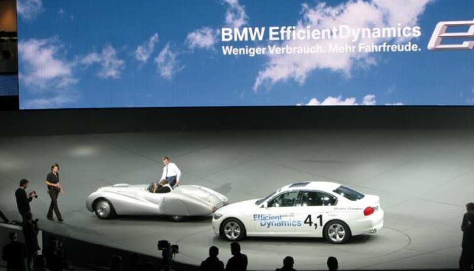 IAA Frankfurt 2009BMW har skjønt vitsen med biler. Så de kjørte rundt i den enorme hallen med både gamle og nye versjoner. Virkelig effektiv dynamikk.$Foto: Jon Winding-Sørensen IAA Frankfurt 2009BMW har skjønt vitsen med biler. Så de kjørte rundt i den enorme hallen med både gamle og nye versjoner. Virkelig effektiv dynamikk.$Foto: Jon Winding-Sørensen