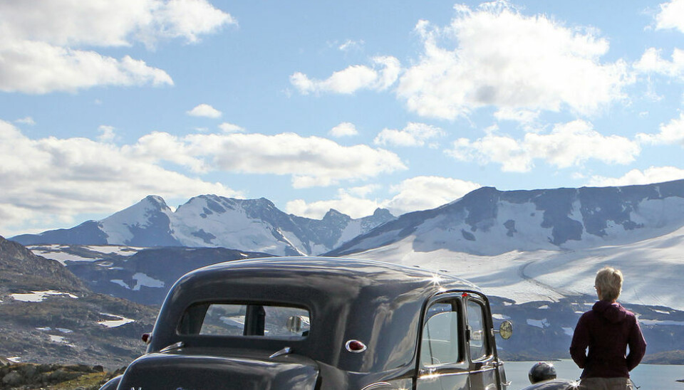 Ottar KaasaPå veg mellom Fossbergom og Skjolden. Fanaråken danner bakteppet, og i front en Citroen B11 Normale 1953.