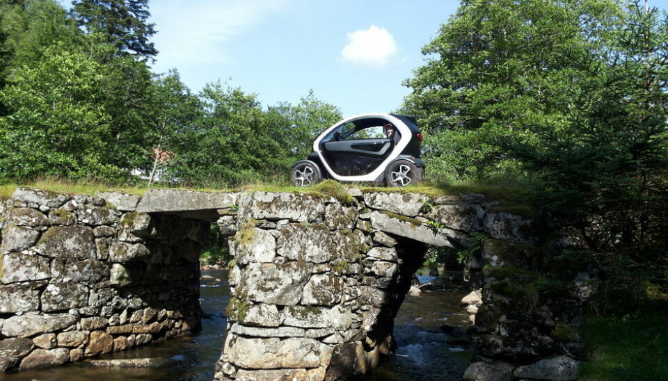 Helene NordfjordRenault Twizy over gammel bro i Sokndal.