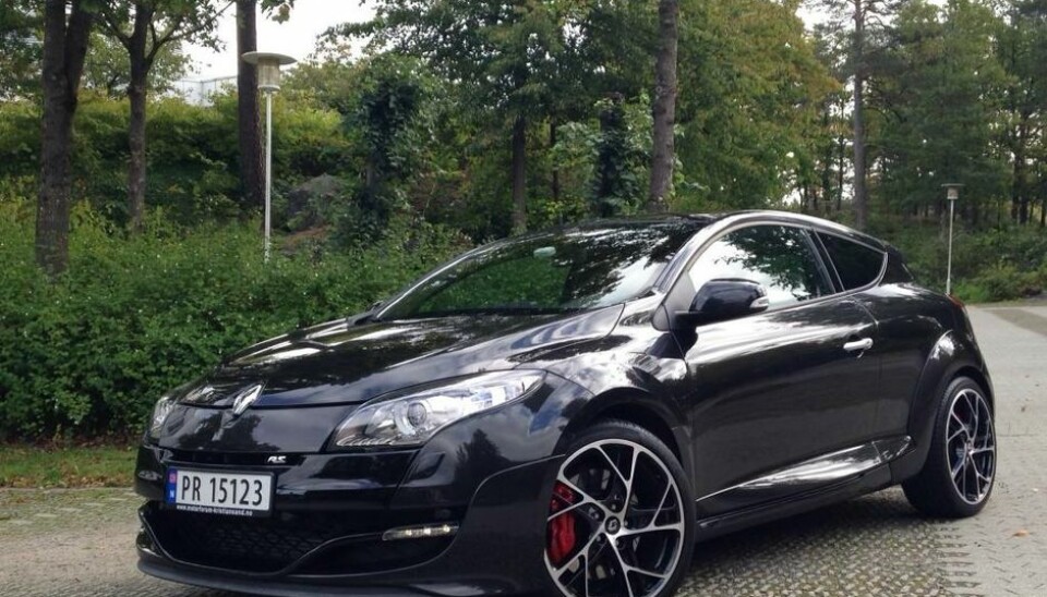 Nina A. GiskeLykke! Min herlige Megane RS 250 Cup - en drøm av en bil! Finnes ikke maken i Norge. Og til høsten skal hestekreftene slippes løs på Nürburgring! Wroooom :)