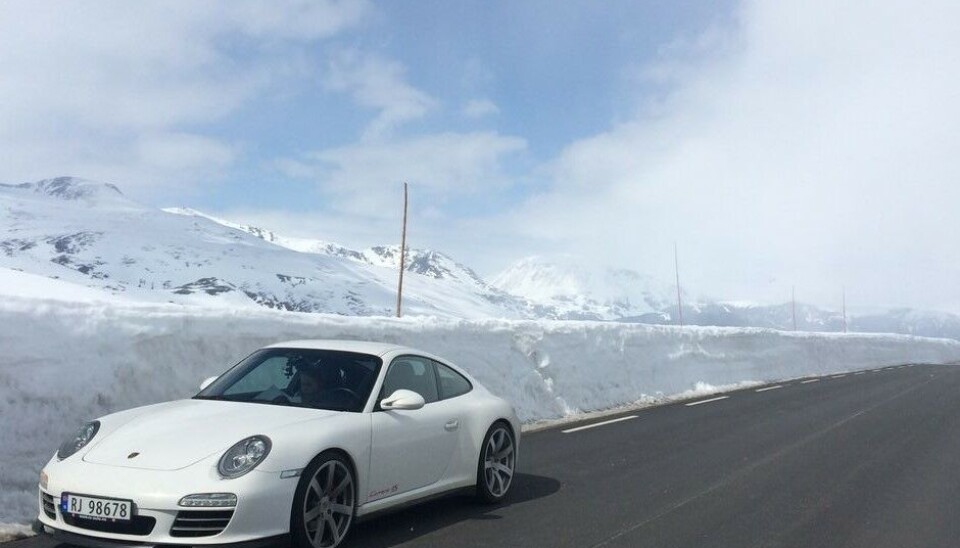 Ketil MyhrvoldAlt er hvitt :-) Bildet er tatt av meg på Valdresflya 2.mai 2015. En helt magisk kjøretur over der i solskinn med svart asfalt og de hvite høye snøkantene.Vi var tre biler (996 Turbo og en BMW Z4 MSport) på kjøretur den helgen, og kom fra Røros og skulle til Geilo.
