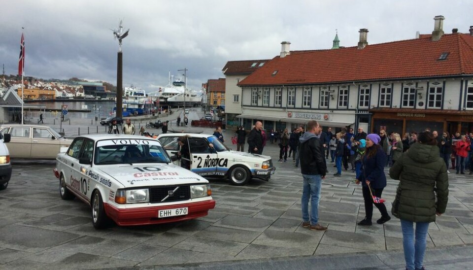 Tor AanonsenHer får kreftsyke Rolf Erik (40) realisert guttedrømmen. 40-åringen er over gjennomsnittlig Volvo-interessert og har i mange år hatt en drøm om å få se en ekte Volvo 240 Turbo A-klasse.De to svenskene Lasse Johansson og Benny Augustsson leste om Eikemo på Facebook og satte seg i bilene. Vel fremme i Stavanger sørget de for at Rolf Erik skulle få oppleve å se drømmebilene før han dør.