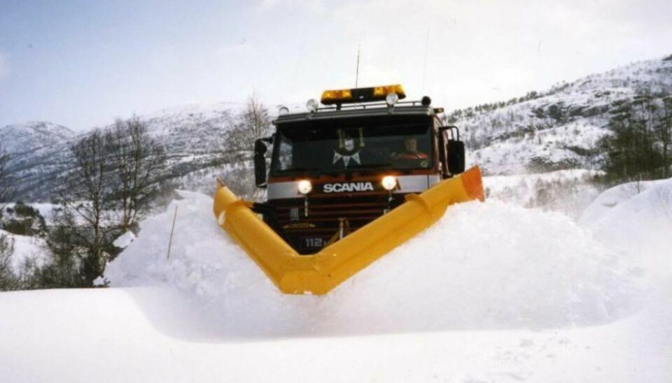 Børge TjørhomStemningsfullt bilde av en Scania som pløyer mykt gjennom nysnøen.