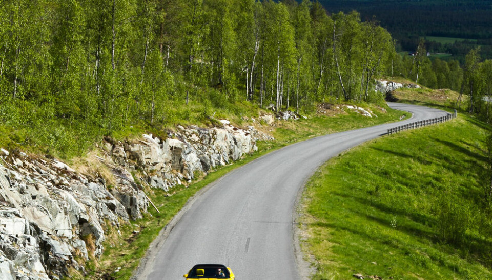 Daniel SolstrandBildet er tatt i forbindelse med et bakkeløp arrangert av AMCAR Målselv. Her ser vi en Corvette C4 i et majestetisk landskapsom suser oppover bakken i god fart med hard-top taket av - fri som fuglen. Tatt ved Målselv fjellandsby i 2012.