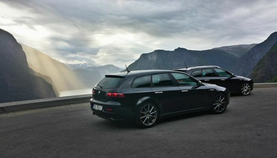 Øyvind ØstvedtKjørte Kr.sand-Ålesund via Vestlandskysten i fjor sommer med kompis Stian (som også er fotografen). I hvert vår ekspemplar av verdens fineste stasjonsvogn, Alfa 159. Fantastisk tur!Bildet er tatt høyt over Aurlandsfjorden på gamleveien til Lærdal. Med en helt vanlig mobiltelefon, faktisk. Er forresten ikke Bil-abonnent selv, men får lest alle utgaver gjennom min far som har vært abonnent siden 80-tallet :)