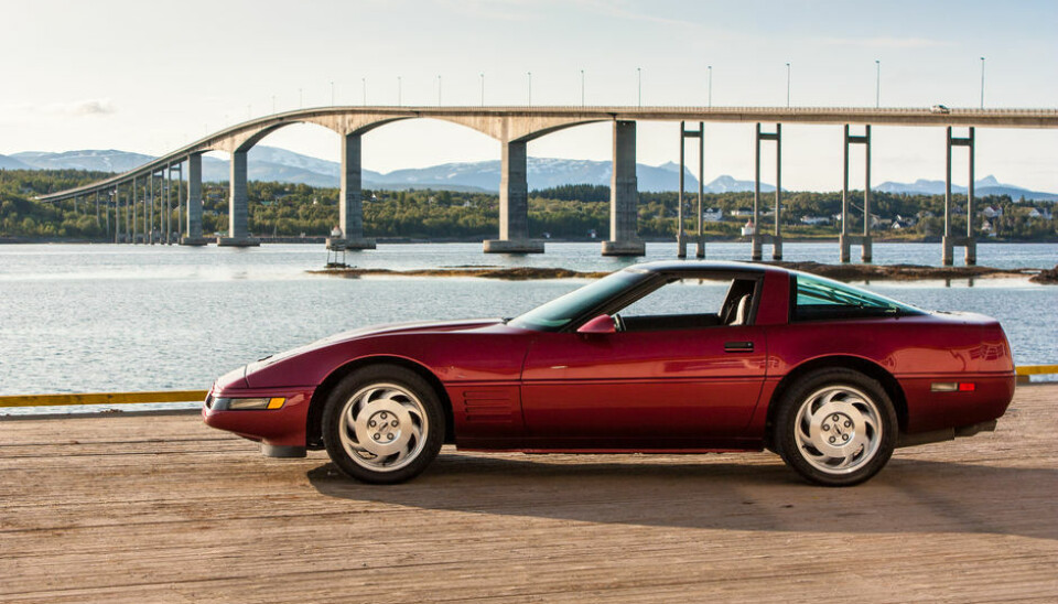 Daniel SolstrandDette er en 1994 Corvette C4. Den er 100% original og har vært i min fars eie i en årrekke. Det er en nydeligbil som kun kjøres i godværsdager og er tatt godt vare på. Bildet er tatt på Finnsnes og man kan se Gisundbrua som fører til Norges nest største øy, Senja, i bakgrunnen.