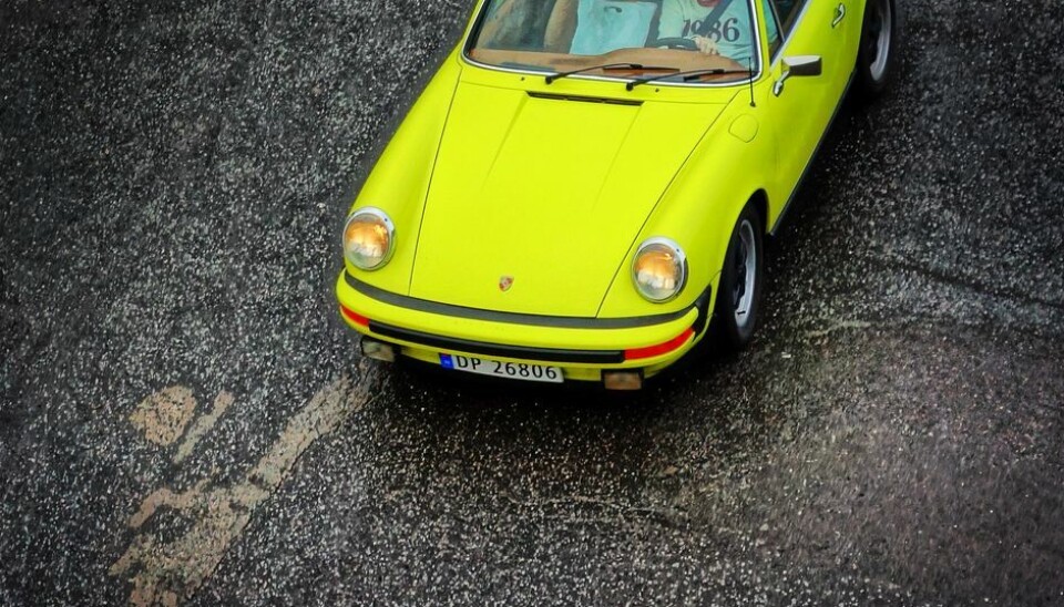Idar RambergJeg er alltid på jakt etter dagens bilbilde. Derfor er kameraet alltid klart og blikket utstyrt med autofokus for å finne dagens drømmebil. Her en klassisk 911 på veg ut fra Shell på Mossevegen, Oslo. Jeg var heldig å stå på gangbruen og fikk fanget øyeblikket før den forsvant sørover og etterlot seg godlyd slik at også øret fikk nyte...