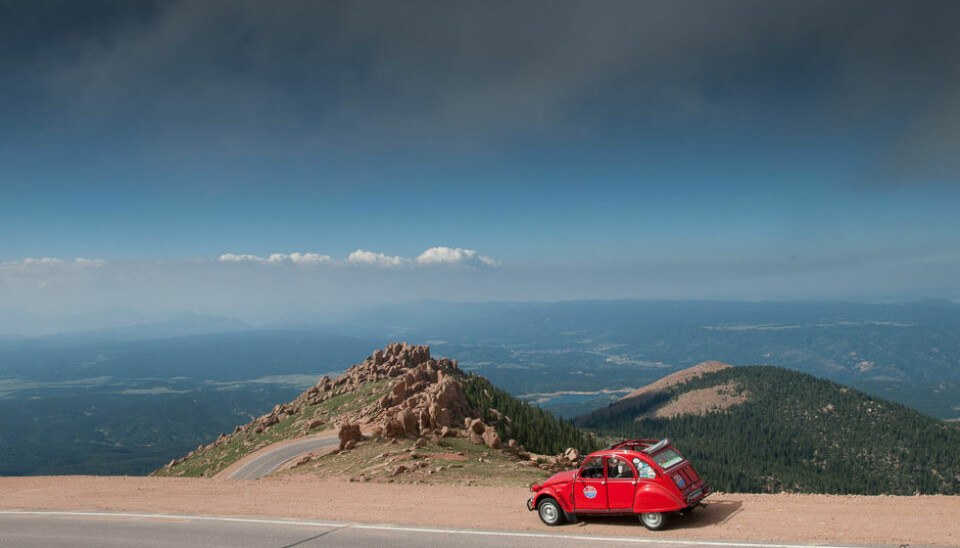 Morten P. H. RuudBildet er tatt ca 4000 m.o.h. nær toppen av Pikes Peak, Colorado, USA, og er ett av de sterkeste minnene fra fem ukers ren bilglede fra New York til San Francisco i 2CV. Men egentlig er det viktigste for meg med dette bildet at det hjelper meg å holde liv i den følelsen jeg kjente den aller første gangen jeg slapp ut clutchpedalen på min fars Toyota, og kjente hvordan bilen begynte å bevege seg.