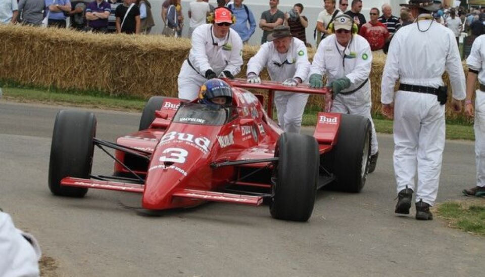 Goodwood Festival of SpeedGatebilene kjører opp bakken på Goodwood - så ned igjen til depotet hvor de blir dyttet inn på plass.Foto: Stein Pettersen