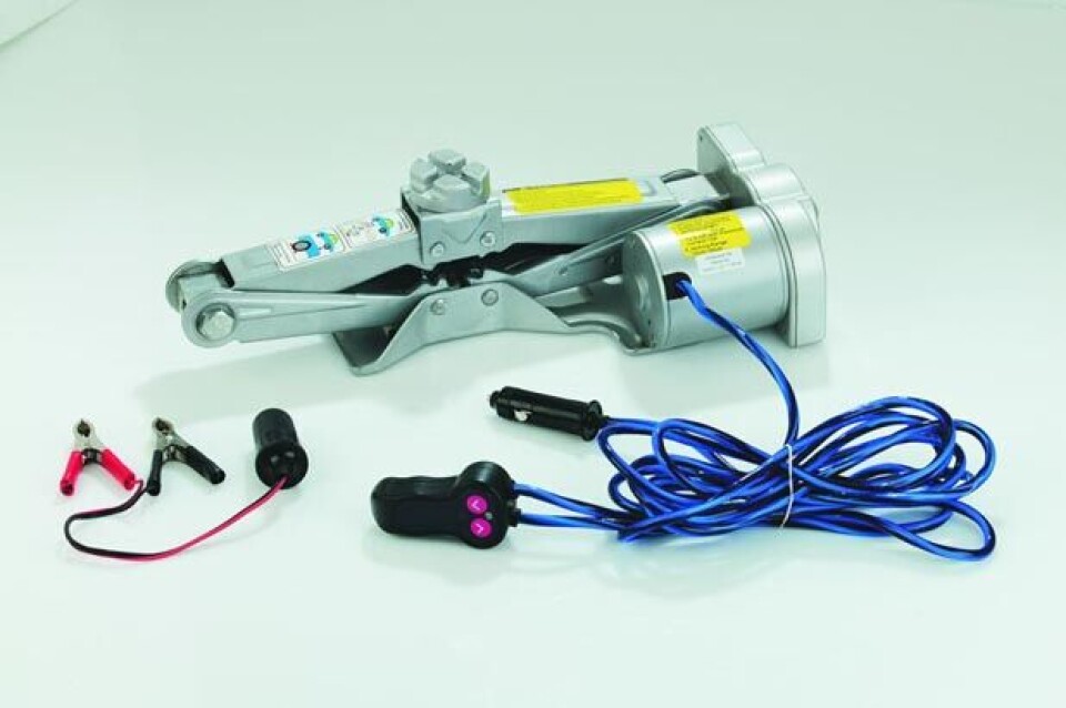 Jernia lanserer 12 V elektrisk jekk. Du trykker på en knapp i stedet for å jekke manuelt. (Foto: Jernia)