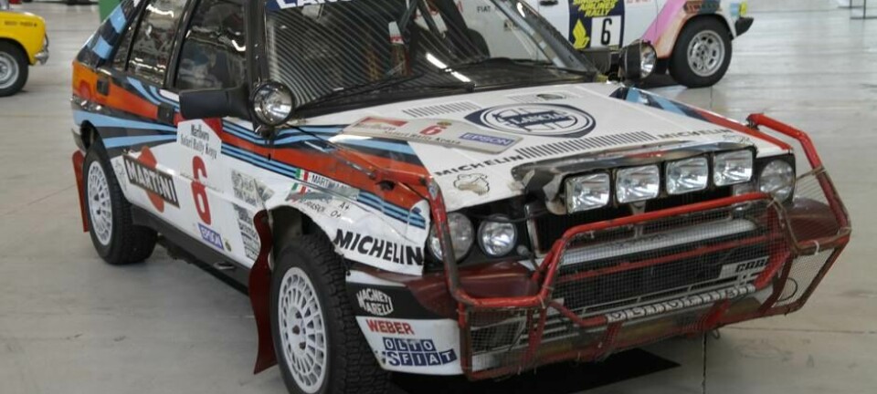 Lancia Delta HF, med navn som Miki Biasion og Tiziano Siviero på skjermen, som har fått seg en trøkk under Safari Rally Kenya i 1988Foto: Brede Høgseth Wardrum