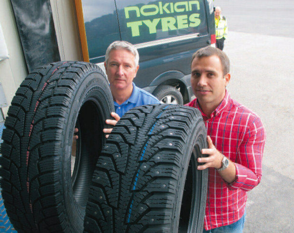 Nokian-direktør Bjørn Kamphus (til venstre) leder Dekkimportørenes Forening, mens Trond Andersen er salgssjef for Nokian. De forventer begge et stort vinterdekksalg i høst: