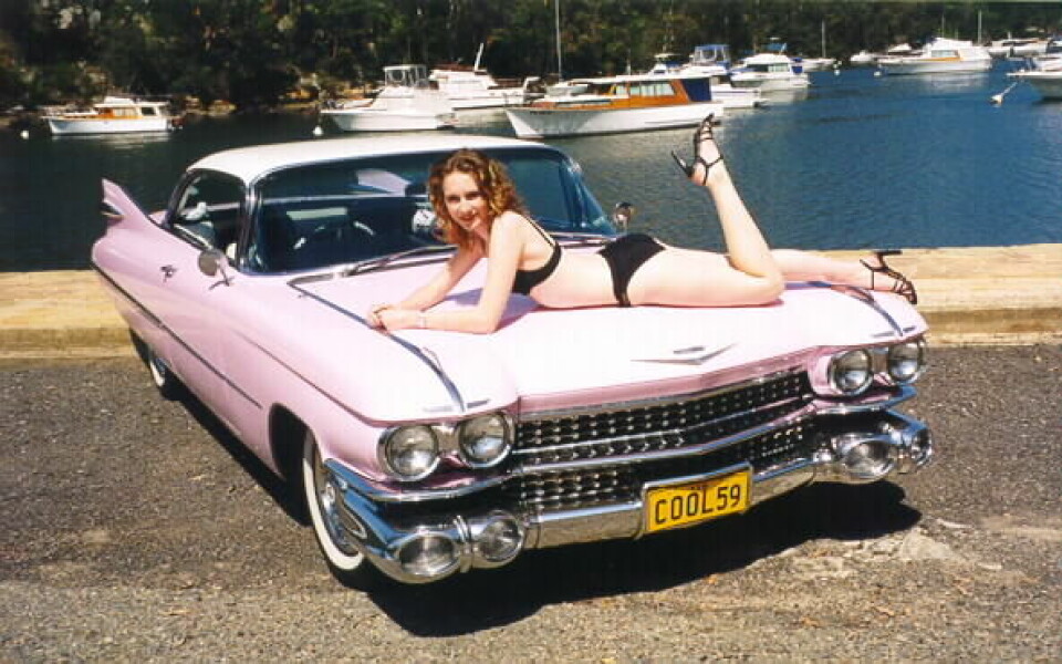 Pink Cadillac med bikini girl