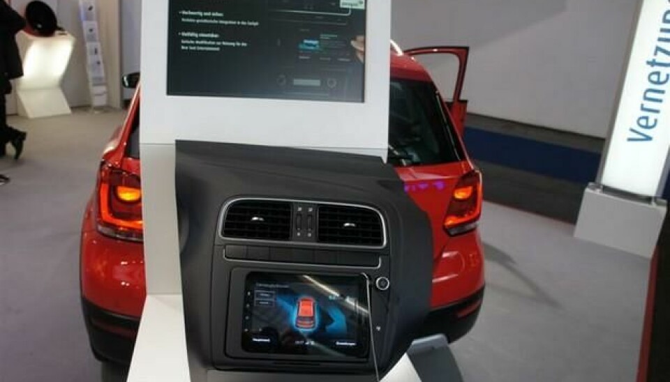 IAA Frankfurt 2011God idé 2: Tablet docking-station i bilen. Da kan du hive ut alle de andre skjermene som bilfabrikkene sveiser på plass i bilen. Hvem trenger en fem år gammel skjerm, med fem år gammel software om fem år?