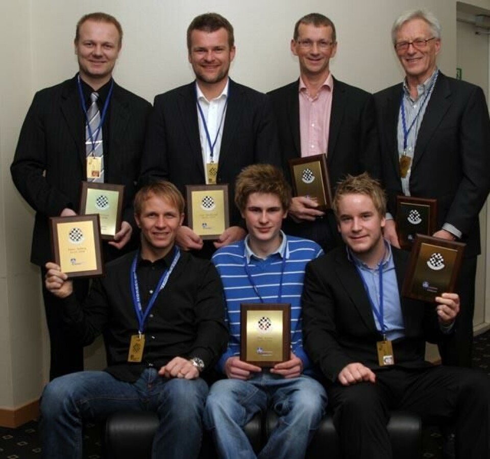 Disse fikk utdelt Gullrattet denne uka: Bak f.v.: Geir Hatland, Cato Menkerud, Erik Pedersen og Helge Menkerud. Foran f.v.: Petter Solberg, Mats Lysen og Mads Østberg.