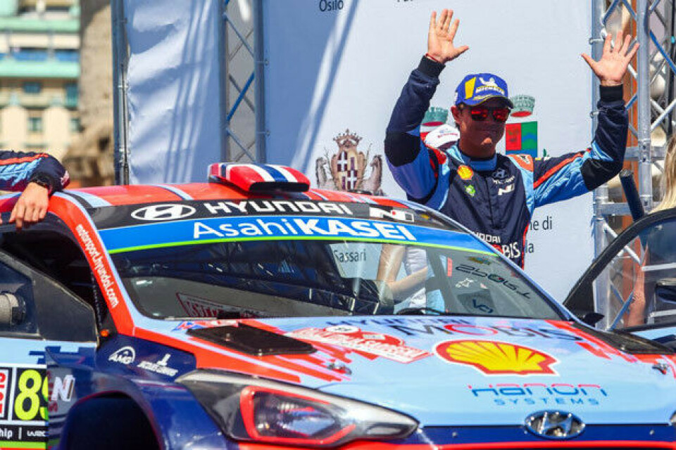 Andreas Mikkelsen på seierspallen på Sardinia: Andreas Mikkelsen på seierspallen på Sardinia: