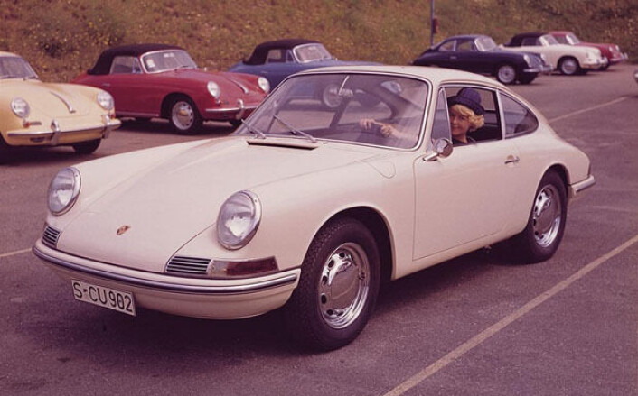 <br>Den originale 911 foran et antall 356:<br> <br>Den originale 911 foran et antall 356:<br>