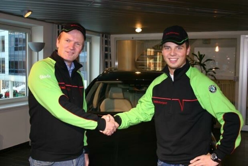 Skoda-sjef Tore Nilsen Breen ønsker Eyvind Brynildsen lykke til i rally-VM: