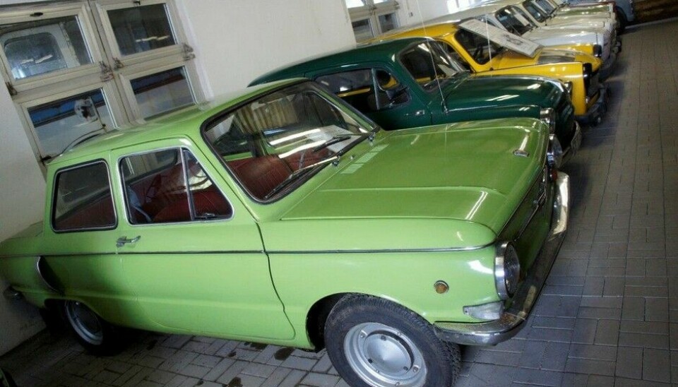DDR MuseumHer har vi en russisk Zaporosjes nærmest, og deretter et herlig utvalg at de to-taktende øst-tyske plast-bilene  slett ikke Trabant alle sammen. - Foto: Jon Winding-Sørensen