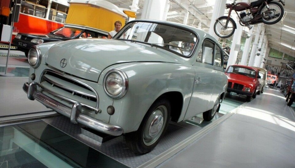 Museet for Teknologi og TransportEndelig en polsk bil. Syrena 101. Så snart Stalin var død kunne Polen starte sin bilindustri. De første 200 eksemplarene av denne ble bygget i 1957. To-takt, 2-syl, 27 hk og nesten ett tonn! (Foto: Jon Winding-Sørensen) Museet for Teknologi og TransportEndelig en polsk bil. Syrena 101. Så snart Stalin var død kunne Polen starte sin bilindustri. De første 200 eksemplarene av denne ble bygget i 1957. To-takt, 2-syl, 27 hk og nesten ett tonn! (Foto: Jon Winding-Sørensen)