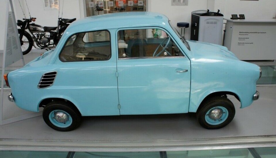 Museet for Teknologi og TransportMikrus er også et smart navn som faktisk kom i produksjon i 1958. 1700 ble bygget før noen trakk i snora i 1960. 300 ccm, 14 hk, trang spesielt bak. (Foto: Jon Winding-Sørensen) Museet for Teknologi og TransportMikrus er også et smart navn som faktisk kom i produksjon i 1958. 1700 ble bygget før noen trakk i snora i 1960. 300 ccm, 14 hk, trang spesielt bak. (Foto: Jon Winding-Sørensen)