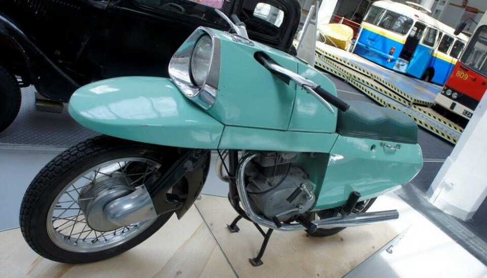 Museet for Teknologi og TransportIskra var den siste krampen fra hjemme-fabrikken Junak. Avansert to-sylindret firetakter, 350 kubikk og 22 hk, med moderne design. Men selv om Iskra betyr gnist, var den nok for svak denne gang. Slutt i 1965. (Foto: Jon Winding-Sørensen) Museet for Teknologi og TransportIskra var den siste krampen fra hjemme-fabrikken Junak. Avansert to-sylindret firetakter, 350 kubikk og 22 hk, med moderne design. Men selv om Iskra betyr gnist, var den nok for svak denne gang. Slutt i 1965. (Foto: Jon Winding-Sørensen)