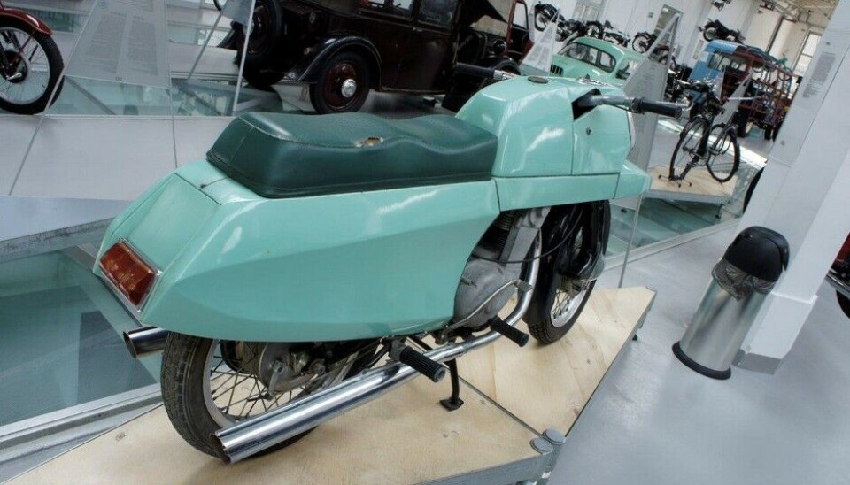 Museet for Teknologi og TransportIskra var den siste krampen fra hjemme-fabrikken Junak. Avansert to-sylindret firetakter, 350 kubikk og 22 hk, med moderne design. Men selv om Iskra betyr gnist, var den nok for svak denne gang. Slutt i 1965. (Foto: Jon Winding-Sørensen) Museet for Teknologi og TransportIskra var den siste krampen fra hjemme-fabrikken Junak. Avansert to-sylindret firetakter, 350 kubikk og 22 hk, med moderne design. Men selv om Iskra betyr gnist, var den nok for svak denne gang. Slutt i 1965. (Foto: Jon Winding-Sørensen)