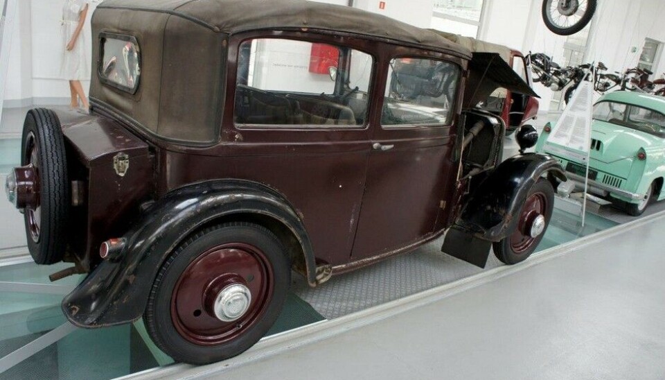 Museet for Teknologi og TransportHer er vi også på hjemmebane. Stoewer begynte å bygge biler i Szczecin i 1896. Museet har bare denne, en V5 fra 1932 og en enda mere vrak, en Sedina fra 1938, som de ikke viser. (Foto: Jon Winding-Sørensen) Museet for Teknologi og TransportHer er vi også på hjemmebane. Stoewer begynte å bygge biler i Szczecin i 1896. Museet har bare denne, en V5 fra 1932 og en enda mere vrak, en Sedina fra 1938, som de ikke viser. (Foto: Jon Winding-Sørensen)
