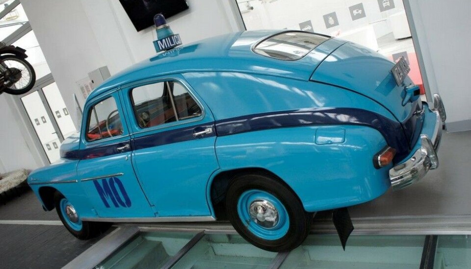 Museet for Teknologi og TransportWarszawa, den lokale utgaven av Pobeda, kjente vi godt her hjemme også. 95 mill. dollar betalte polakkene for lisensen. Dårlig deal. 52 hk og 1400 kg dro ikke mange skinn av mange pølser. (Foto: Jon Winding-Sørensen) Museet for Teknologi og TransportWarszawa, den lokale utgaven av Pobeda, kjente vi godt her hjemme også. 95 mill. dollar betalte polakkene for lisensen. Dårlig deal. 52 hk og 1400 kg dro ikke mange skinn av mange pølser. (Foto: Jon Winding-Sørensen)