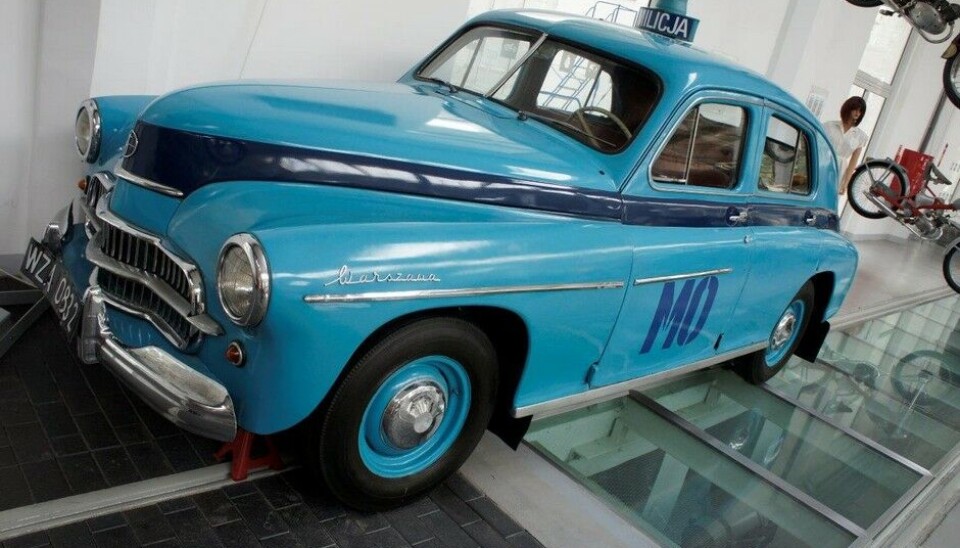 Museet for Teknologi og TransportWarszawa, den lokale utgaven av Pobeda, kjente vi godt her hjemme også. 95 mill. dollar betalte polakkene for lisensen. Dårlig deal. 52 hk og 1400 kg dro ikke mange skinn av mange pølser. (Foto: Jon Winding-Sørensen) Museet for Teknologi og TransportWarszawa, den lokale utgaven av Pobeda, kjente vi godt her hjemme også. 95 mill. dollar betalte polakkene for lisensen. Dårlig deal. 52 hk og 1400 kg dro ikke mange skinn av mange pølser. (Foto: Jon Winding-Sørensen)