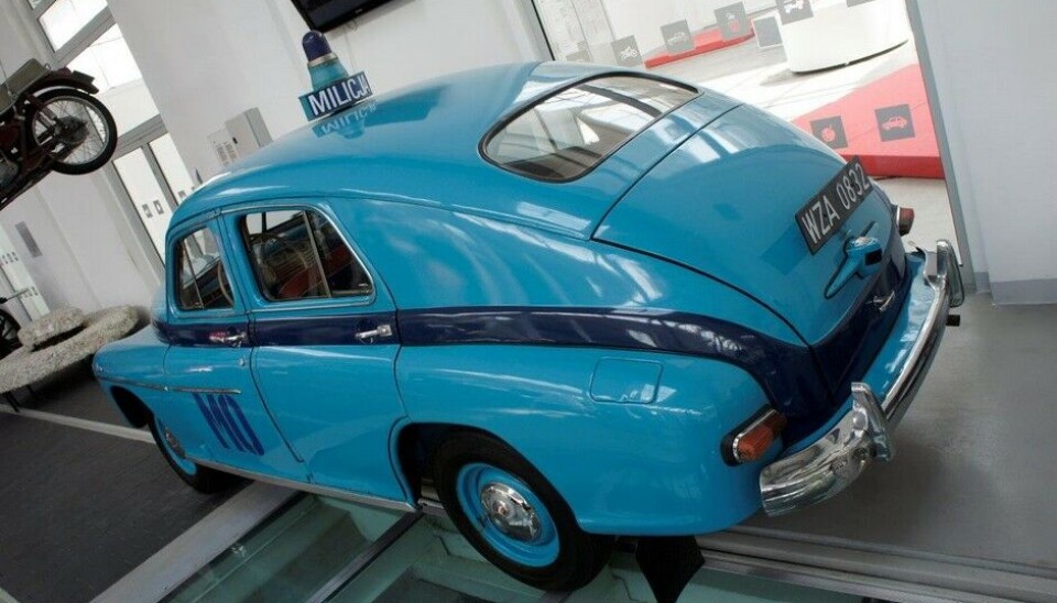 Museet for Teknologi og TransportWarszawa, den lokale utgaven av Pobeda, kjente vi godt her hjemme også. 95 mill. dollar betalte polakkene for lisensen. Dårlig deal. 52 hk og 1400 kg dro ikke mange skinn av mange pølser. (Foto: Jon Winding-Sørensen) Museet for Teknologi og TransportWarszawa, den lokale utgaven av Pobeda, kjente vi godt her hjemme også. 95 mill. dollar betalte polakkene for lisensen. Dårlig deal. 52 hk og 1400 kg dro ikke mange skinn av mange pølser. (Foto: Jon Winding-Sørensen)