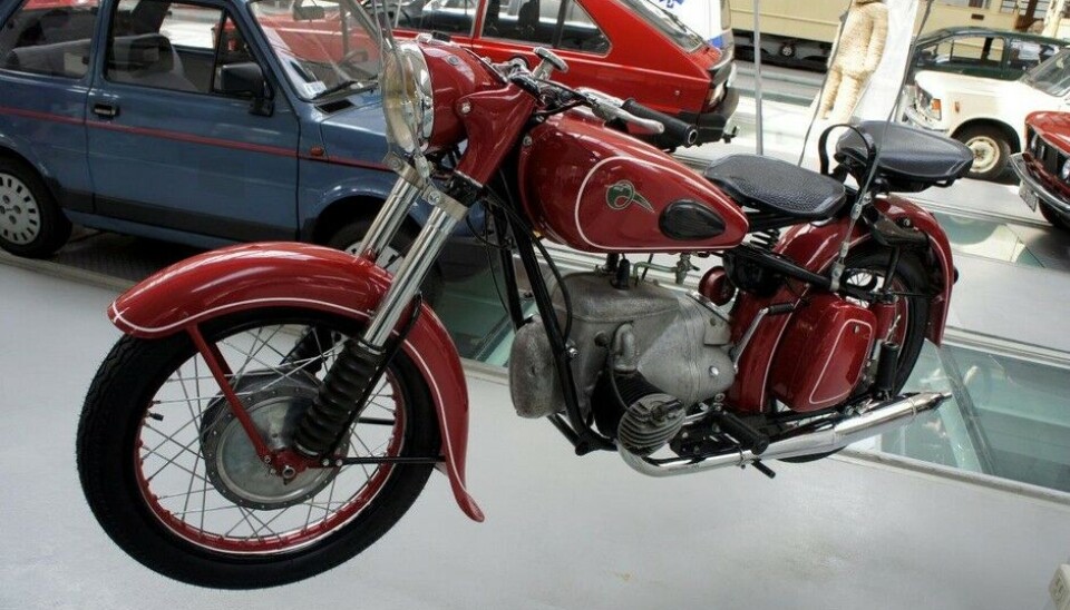 Museet for Teknologi og TransportMed hilsen fra naboen i vest: en MZ BK 350 der B betyr Boxer og K Kardang. Populær sykkel, 42.000 ble det bygget. (Foto: Jon Winding-Sørensen) Museet for Teknologi og TransportMed hilsen fra naboen i vest: en MZ BK 350 der B betyr Boxer og K Kardang. Populær sykkel, 42.000 ble det bygget. (Foto: Jon Winding-Sørensen)