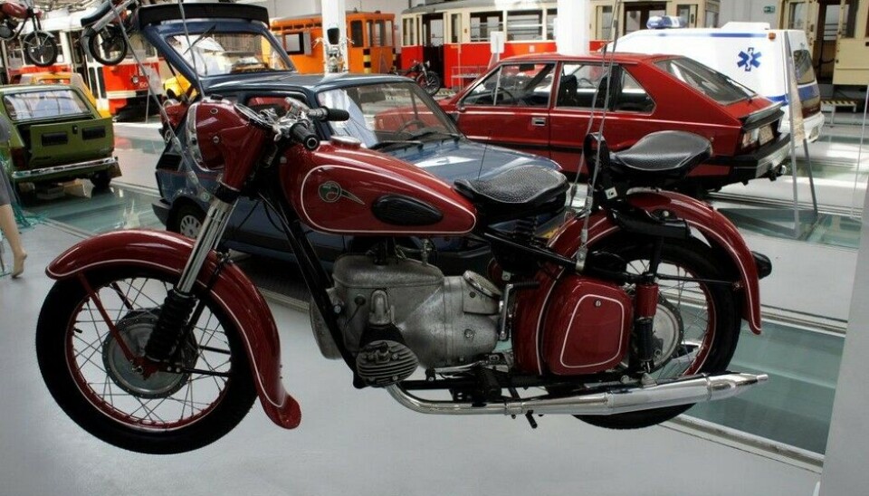 Museet for Teknologi og TransportMed hilsen fra naboen i vest: en MZ BK 350 der B betyr Boxer og K Kardang. Populær sykkel, 42.000 ble det bygget. (Foto: Jon Winding-Sørensen) Museet for Teknologi og TransportMed hilsen fra naboen i vest: en MZ BK 350 der B betyr Boxer og K Kardang. Populær sykkel, 42.000 ble det bygget. (Foto: Jon Winding-Sørensen)