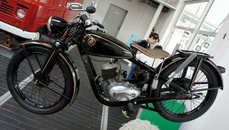 Museet for Teknologi og TransportVi har sett flere SHL tidligere på turen. Her er en 125 kubikk fra 1951. Den var i stor grad basert på førkrigstidens SHL 98. (Foto: Jon Winding-Sørensen) Museet for Teknologi og TransportVi har sett flere SHL tidligere på turen. Her er en 125 kubikk fra 1951. Den var i stor grad basert på førkrigstidens SHL 98. (Foto: Jon Winding-Sørensen)