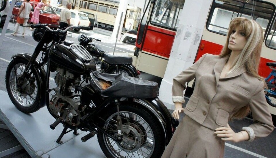 Museet for Teknologi og TransportHer er vi på den gjennomskårne modellen av Junak M10 igjen. Hvorfor hun her er plassert der, og ikke ved en av de innbydende sidevognene, skjønner jeg ikke. (Foto: Jon Winding-Sørensen) Museet for Teknologi og TransportHer er vi på den gjennomskårne modellen av Junak M10 igjen. Hvorfor hun her er plassert der, og ikke ved en av de innbydende sidevognene, skjønner jeg ikke. (Foto: Jon Winding-Sørensen)