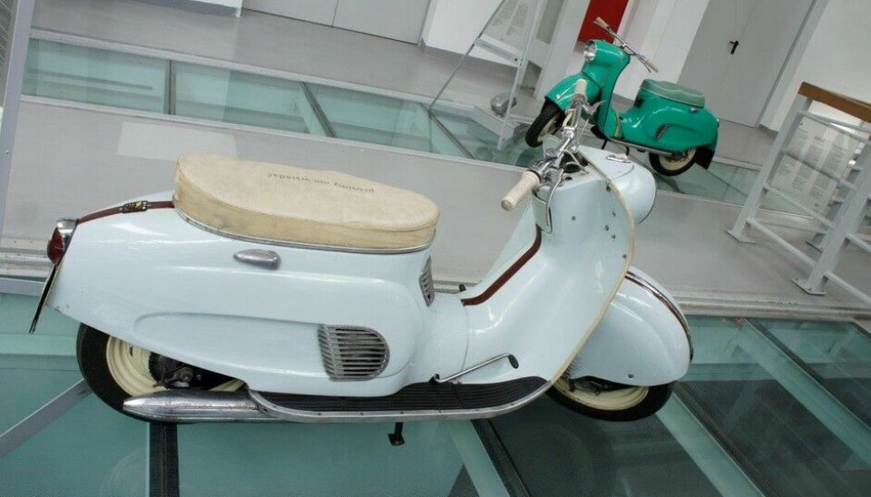 Museet for Teknologi og TransportDen siste polske scooteren, Osa M52  het en periode bare Indian, fordi den ble solgt til India. Ser ut som en smart konstruksjon, men den varte ikke lenger enn til 1965. (Foto: Jon Winding-Sørensen)