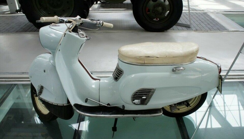 Museet for Teknologi og TransportDen siste polske scooteren, Osa M52  het en periode bare Indian, fordi den ble solgt til India. Ser ut som en smart konstruksjon, men den varte ikke lenger enn til 1965. (Foto: Jon Winding-Sørensen)